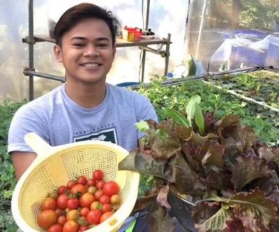 When everyone was busy and just realize that it's time for lunch but we don't have enough time to prepare food, so our easiest option is to pick some fresh lettuce, tomato and some herbs. Lunch is solve with happy tummy ;-)